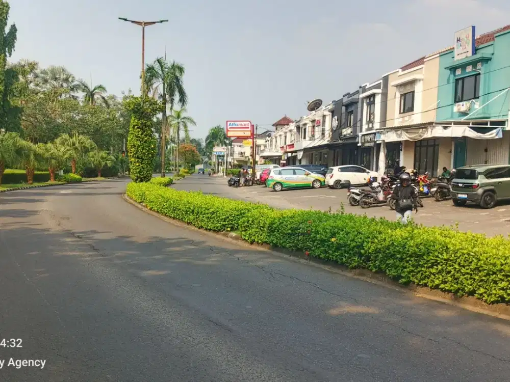 Ruko Gandeng di Jalan Utama di Kemang Pratama, Bekasi Barat