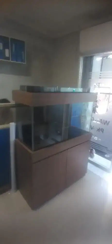 Aquarium dengan kabinet pinising hpl