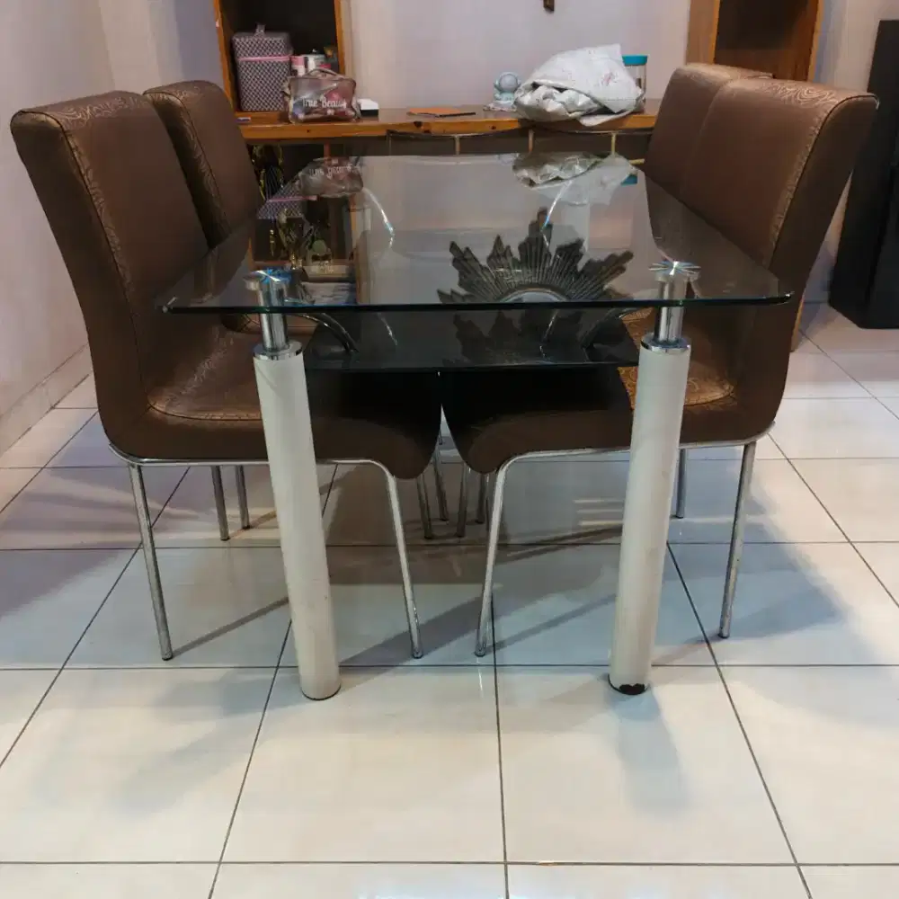 Dijual Meja makan 4 kursi...