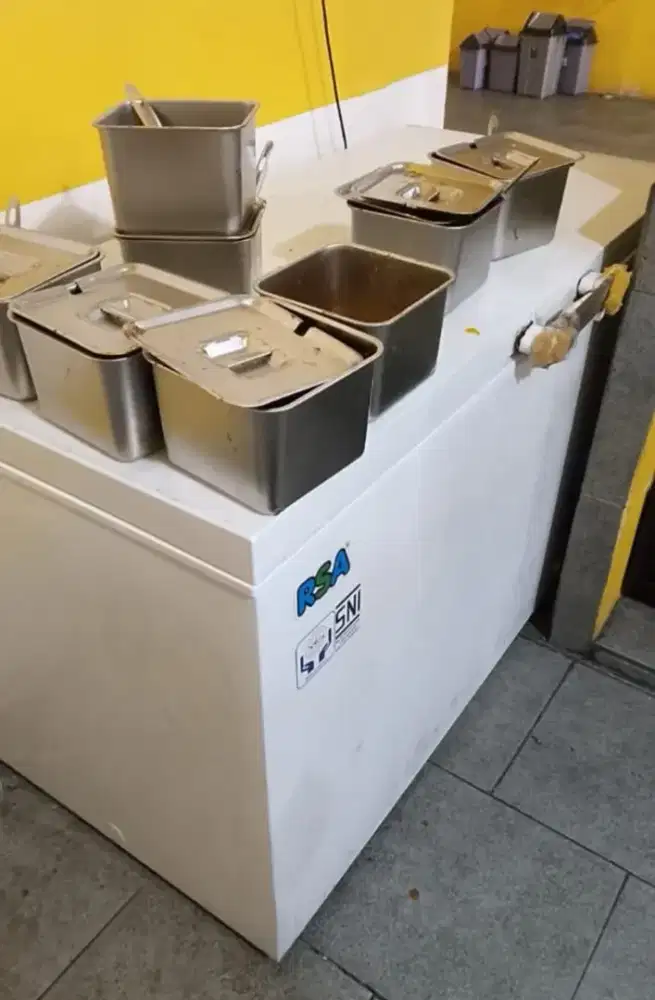 Di jual freezer dan showcase cuci gudang