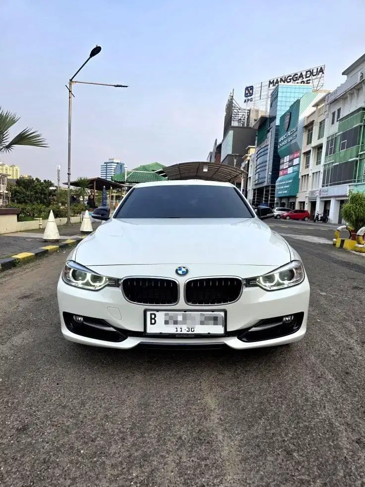 BMW 320i Sport AT 2015 Low KM