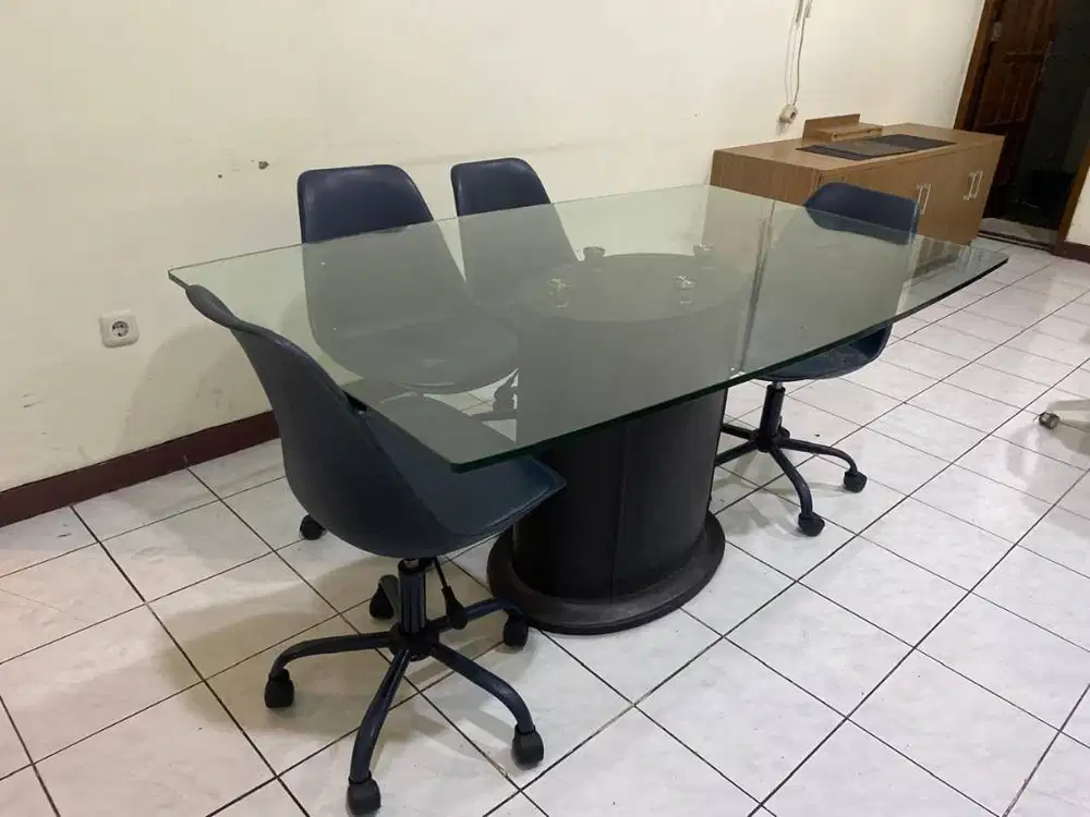 Meja Meeting / Meja Rapat Kaca Tempered 4–6 Orang + dijual dgn kursi