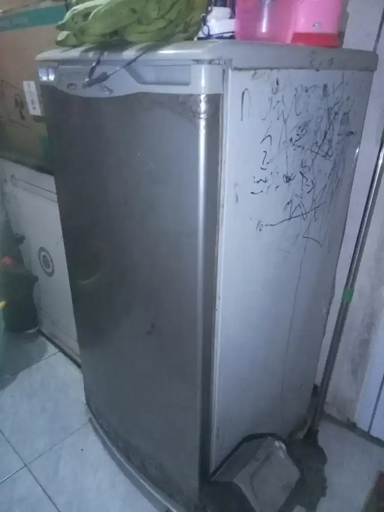 Di jual kulkas merk polytron