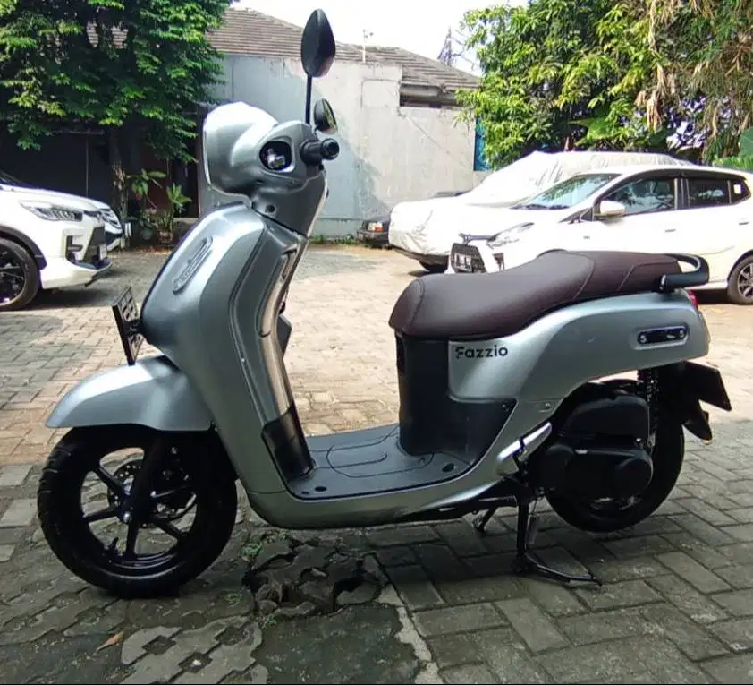 DIJUAL Yamaha Fazzio Lux Hybrid Connected 2024 - Silver - Mulus