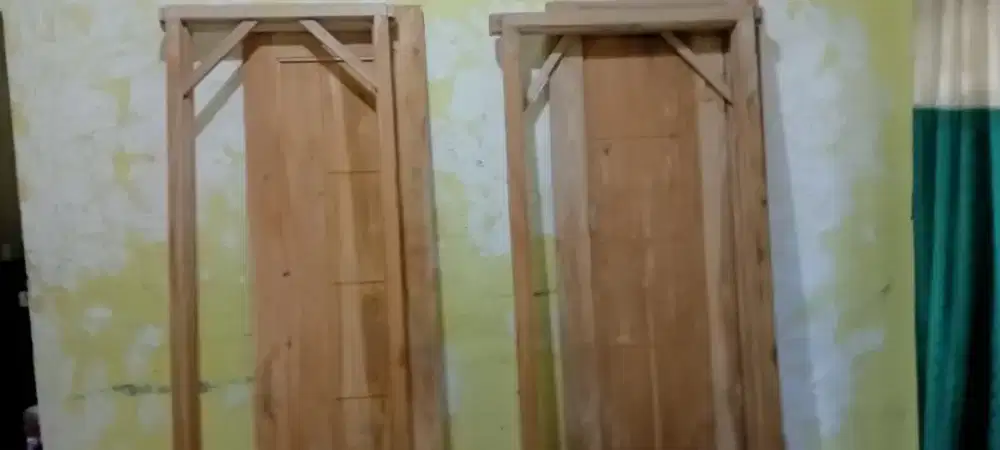 DI JUAL RUGI 2 PASANG KUSEN PINTU