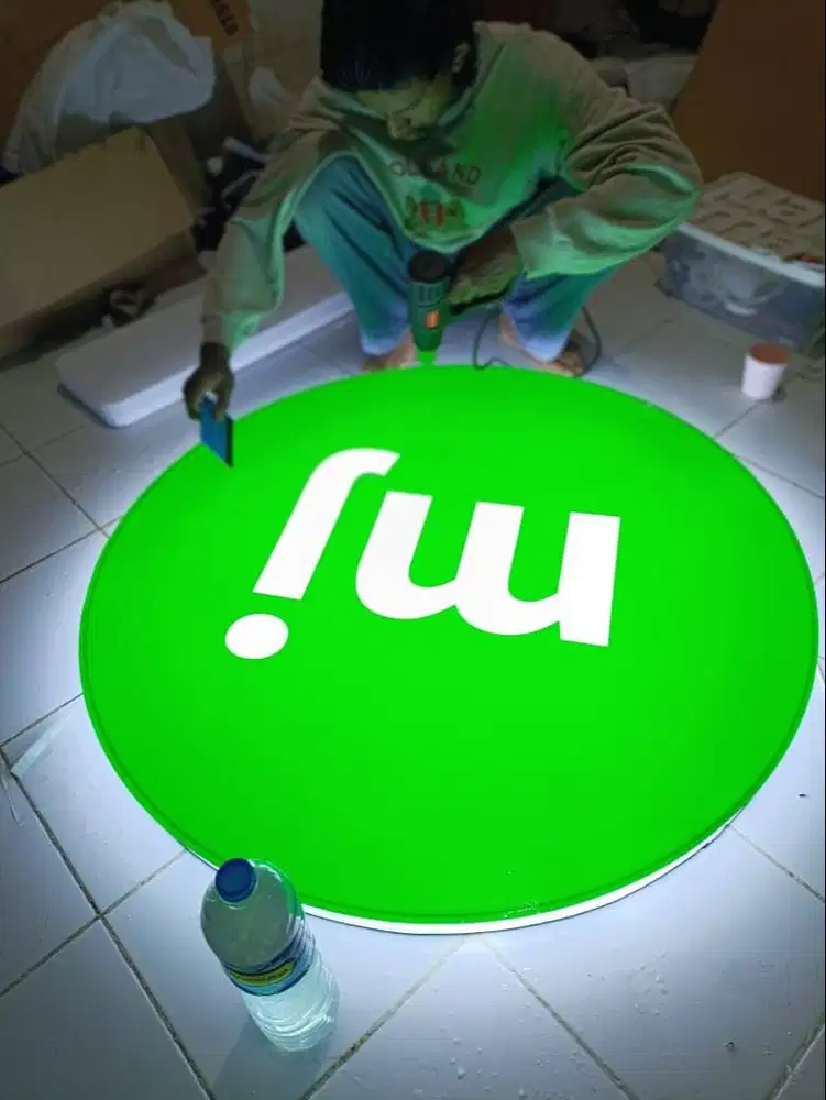 Neon box huruf timbul