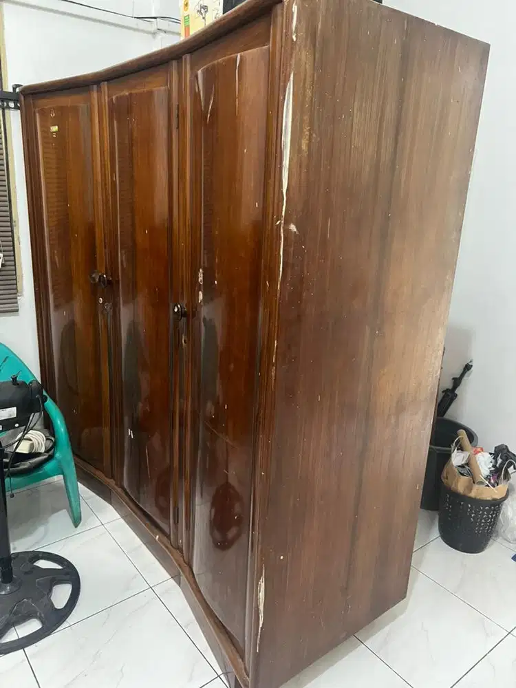 Lemari Pakaian Kayu Solid