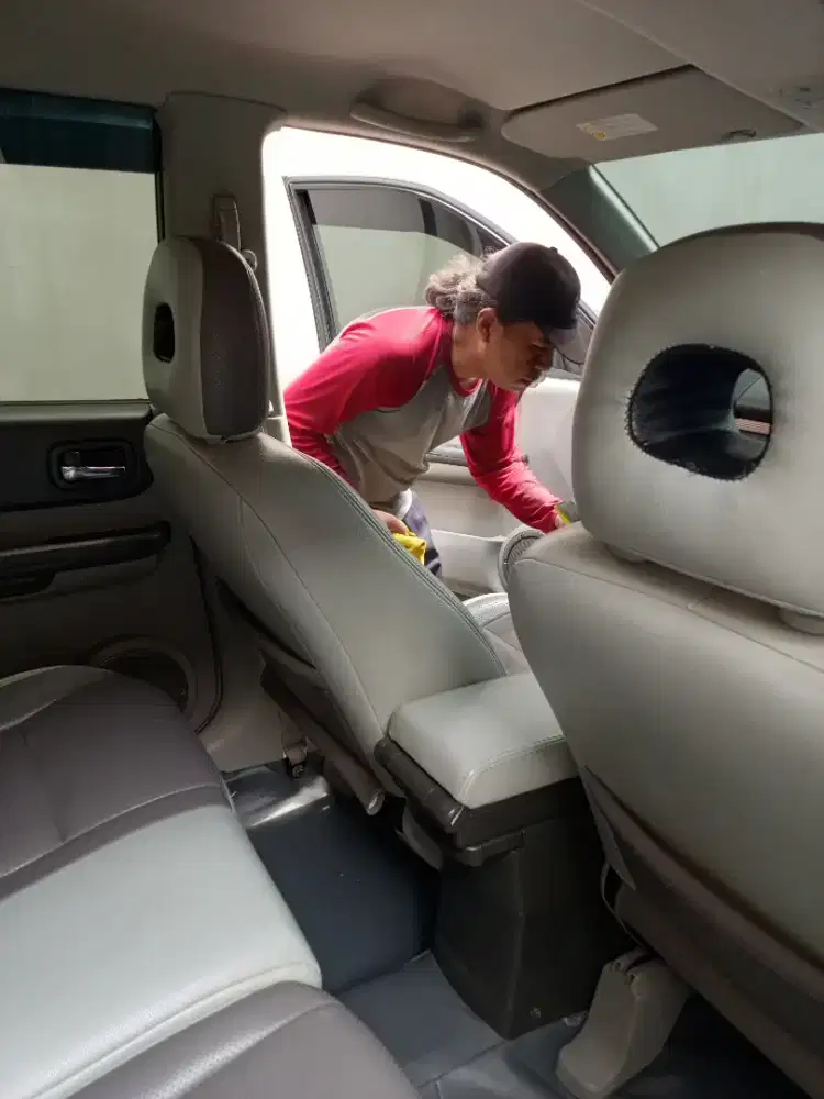 Deep cleaning interior mobil.