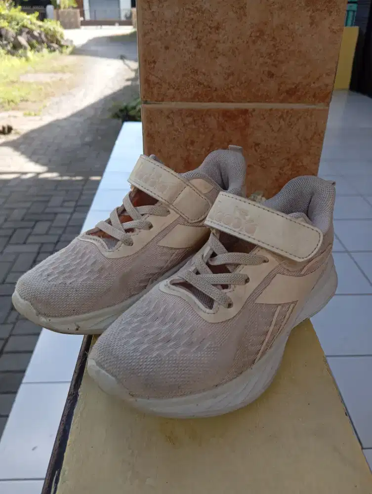 Sepatu Diadora 30
