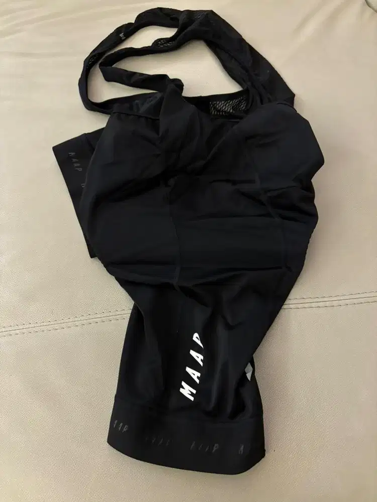 Di jual baju sepeda.