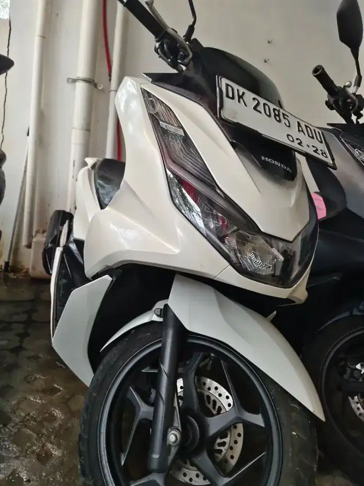 PCX putih 2023 dengan kondisi ban bagus