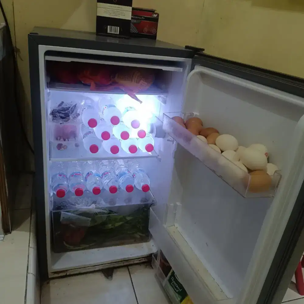 D jual butuh cepat.. KULKAS HISENSE