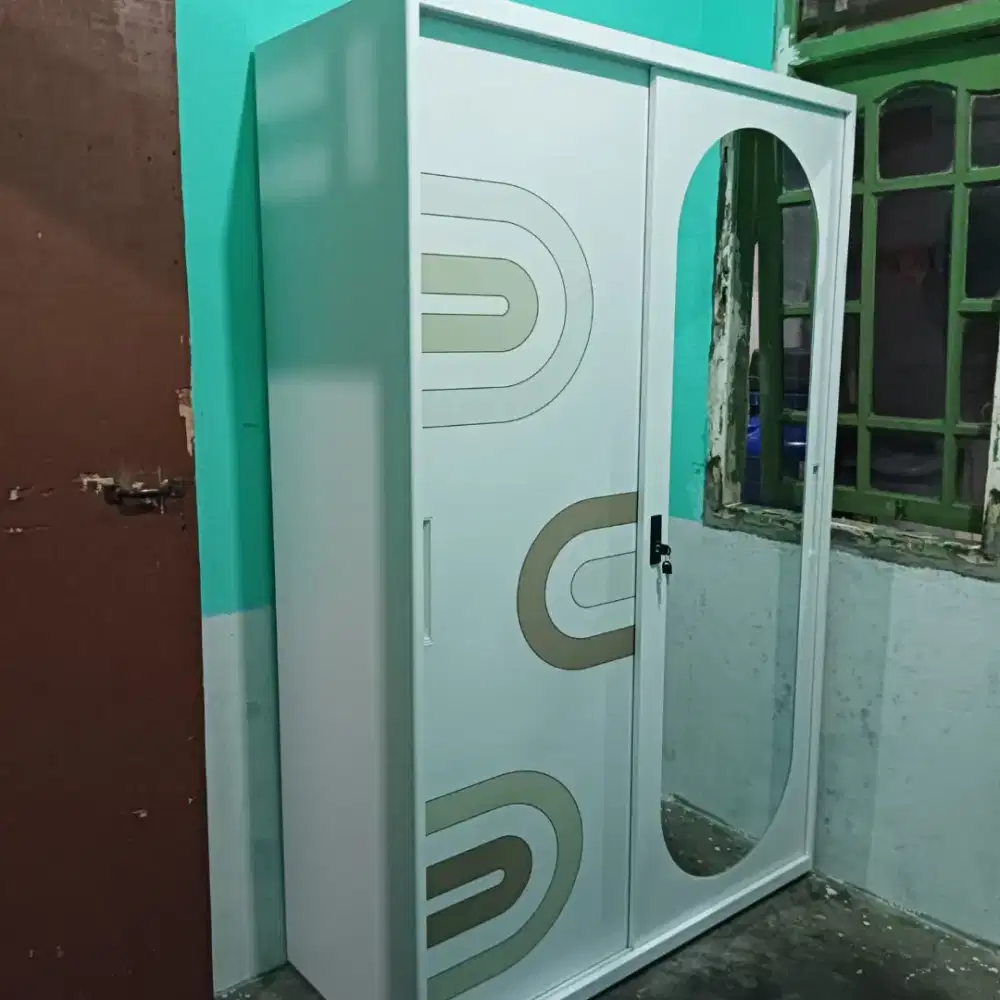 Lemari baju besi