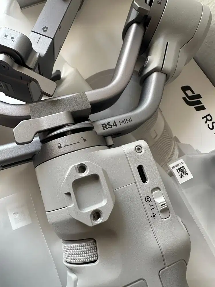 DJI RS 4 Mini Gimbal Stabilizer