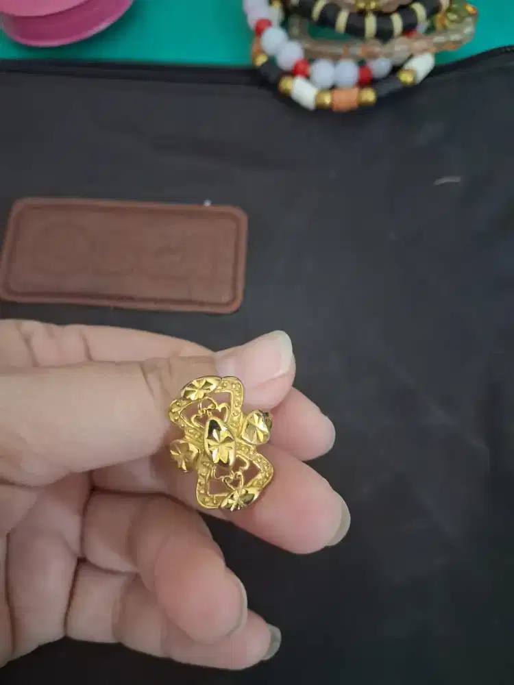 Cincin warna emas dengan
Motif bunga dengan detail
Ukuran kecil yang k