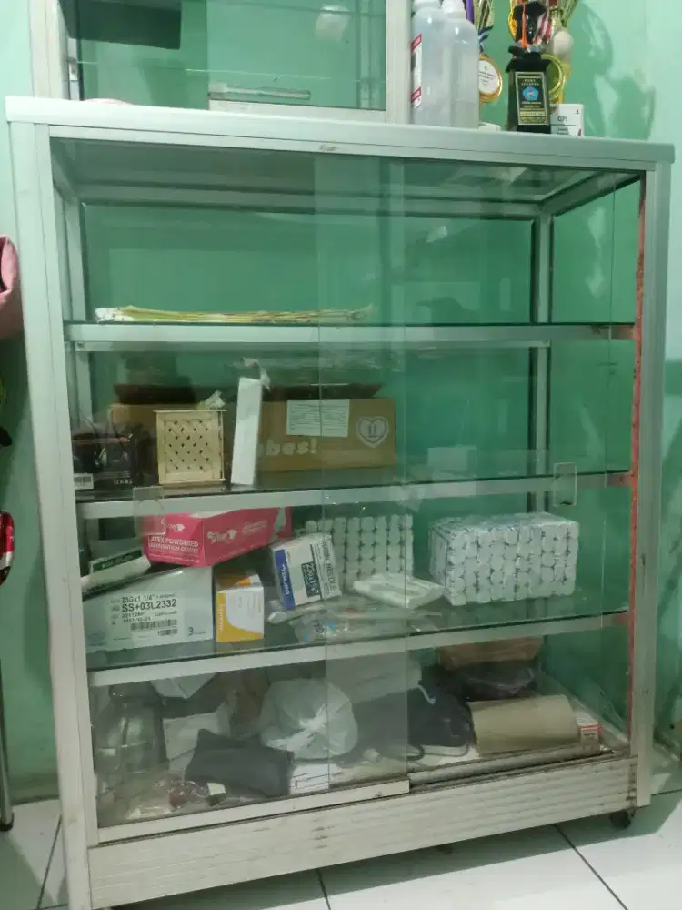 estalase kaca buat dagang