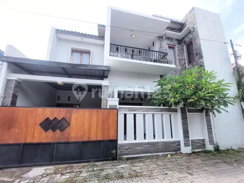Rumah 2 Lantai Bagus siap huni lingkungan  lokasi sumber solo