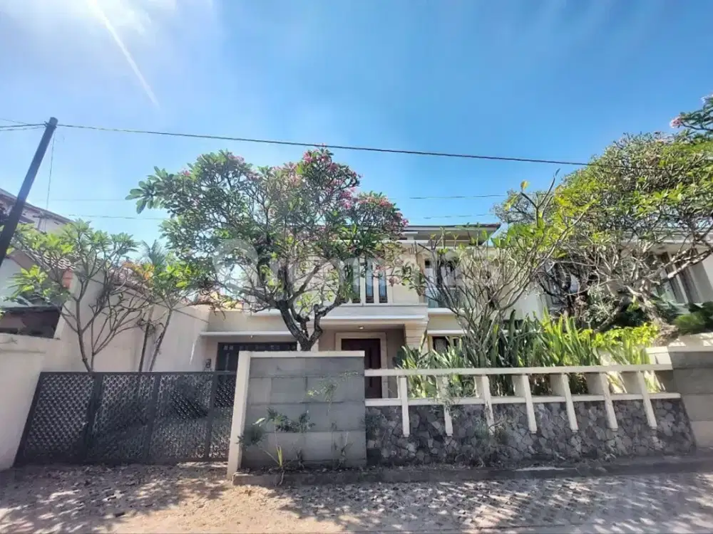 Rumah 2 Lantai Bagus Tengah Kota Manahan Solo Full furnish