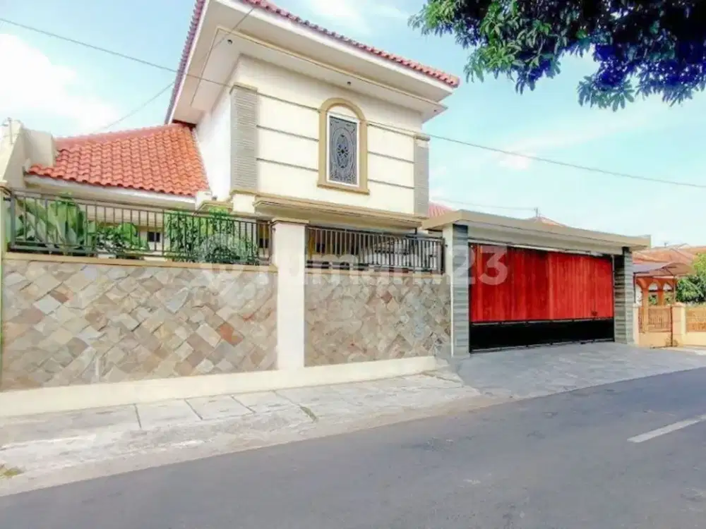 Rumah Mewah furnish  Megah lokasi banyuanyar tengah kota solo