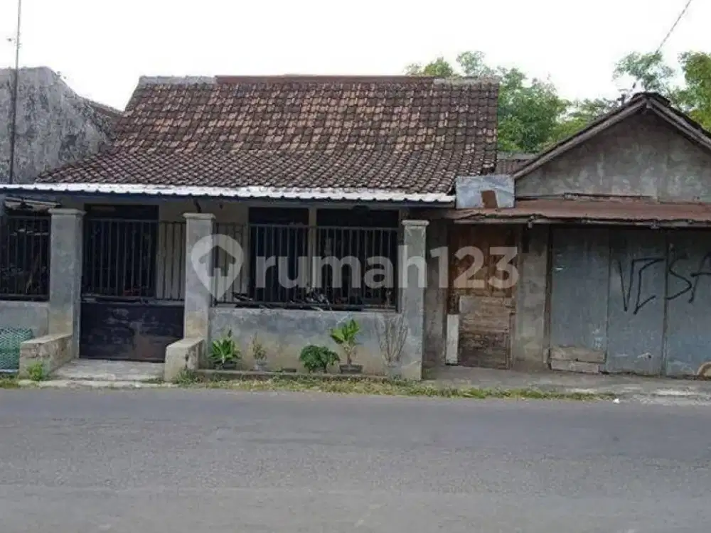 Rumah Second Murah Hitung Tanah Strategis di Banjarsari Solo