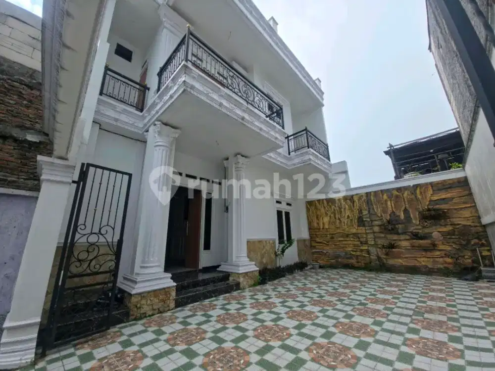 Rumah 2Lantai Mewah Tengah Kota Solo Kolam Renang Banyuanyar Solo