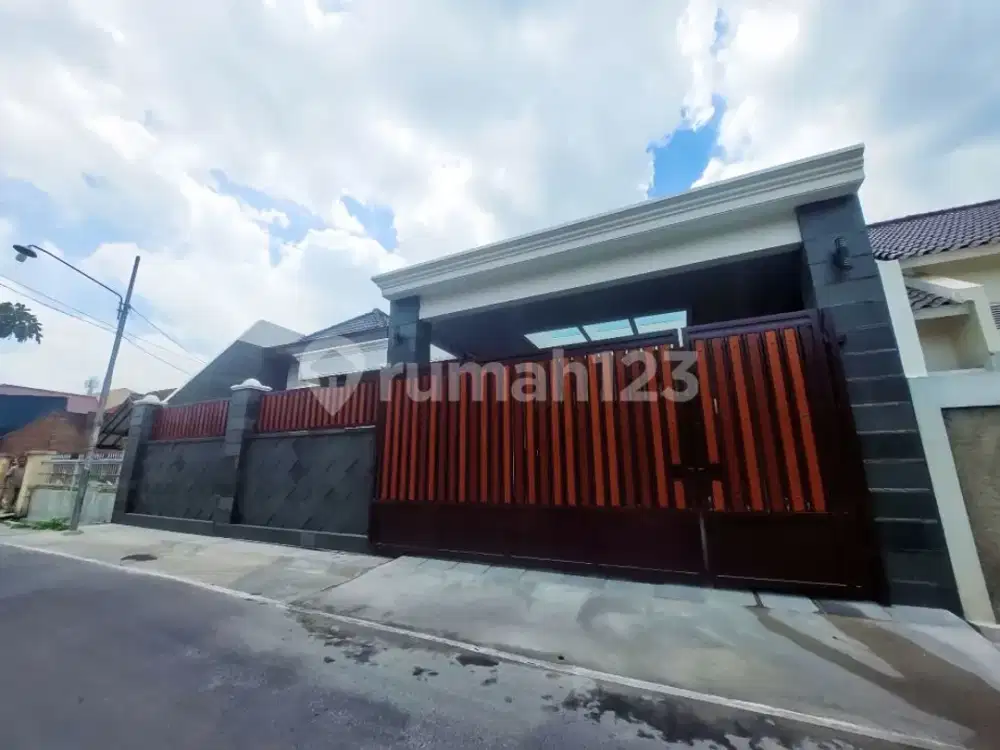 Rumah Mewah Baru Siap Huni Dekat Stadion Manahan Solo  Strategis