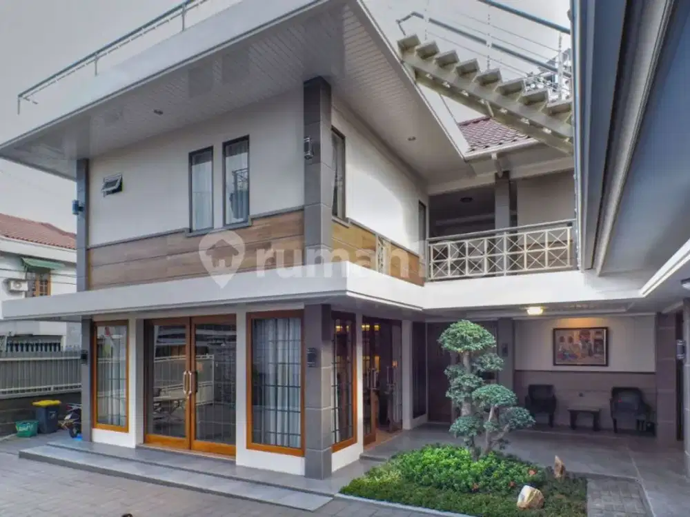 Rumah 3 Lantai Furnis Tengah Kota Solo Sriwedari Bagus Siap Huni