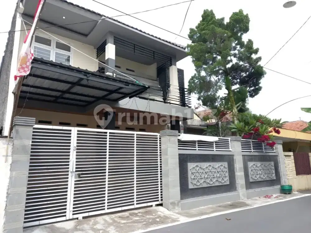 Rumah 2 Lantai Bagus bangunan terawat lokasi manahan