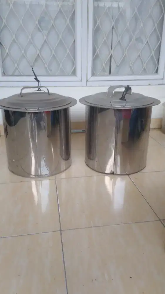 Dandang mie ayam dan mangkok.