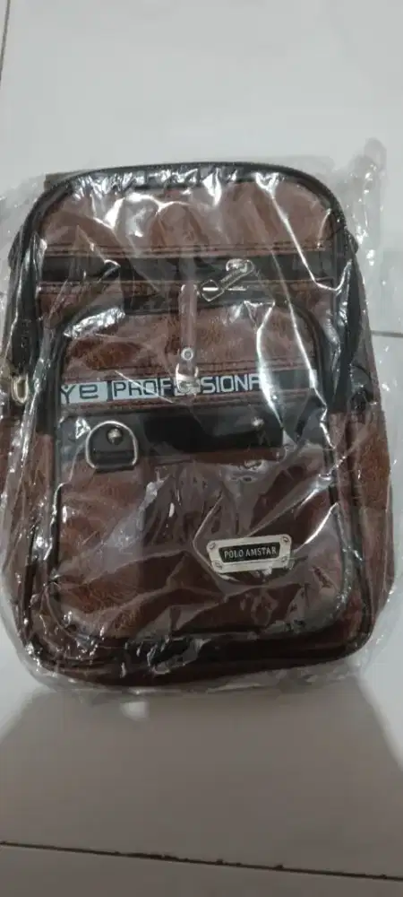 Tas selempang kulit pria