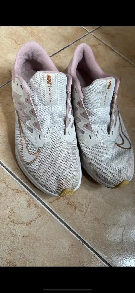Sepatu lari perempuan