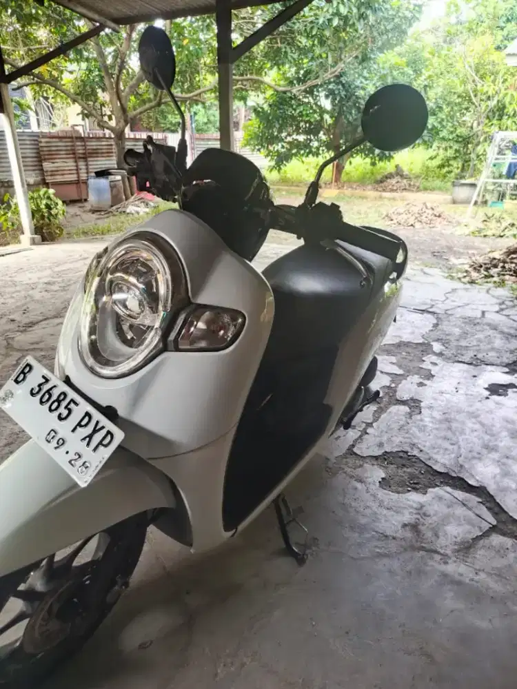 SCOOPY 2017 PUTIH