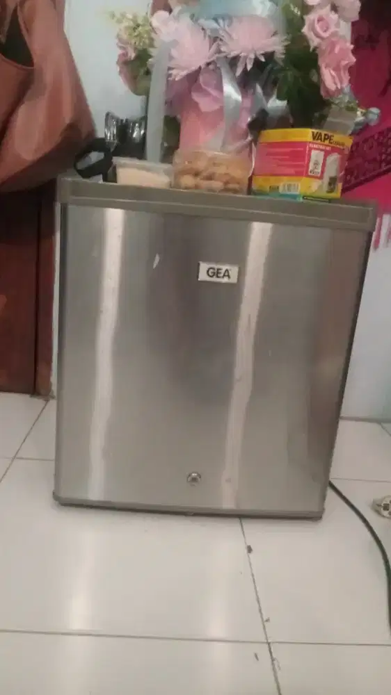 Kulkas minibar bekas
