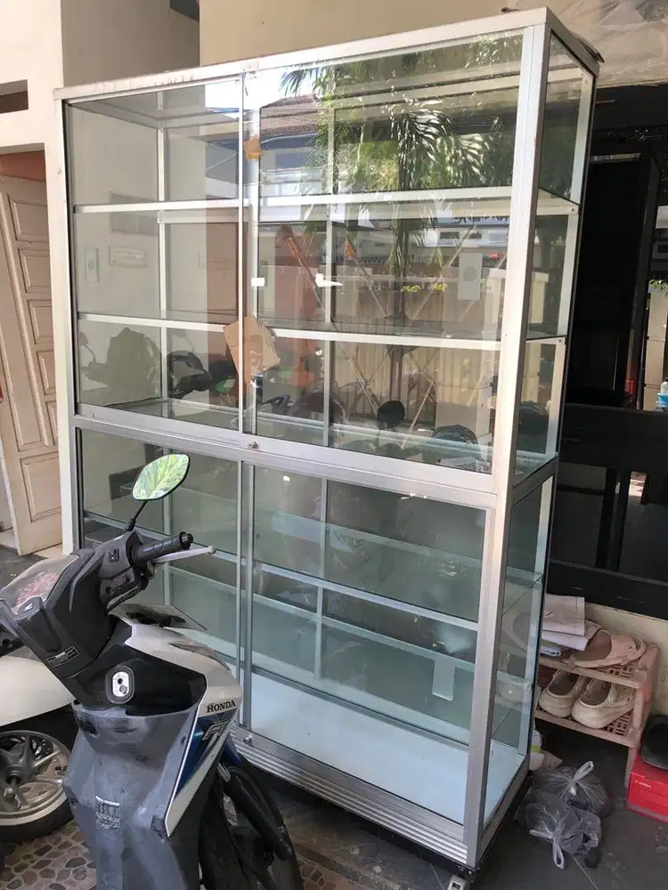 Etalase kaca aluminium