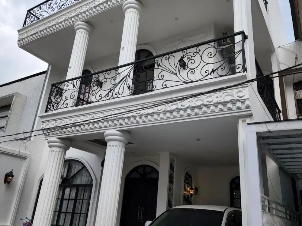Dijual Rumah 3 Lantai ada kolam renang di Antapani Bandung american clasic