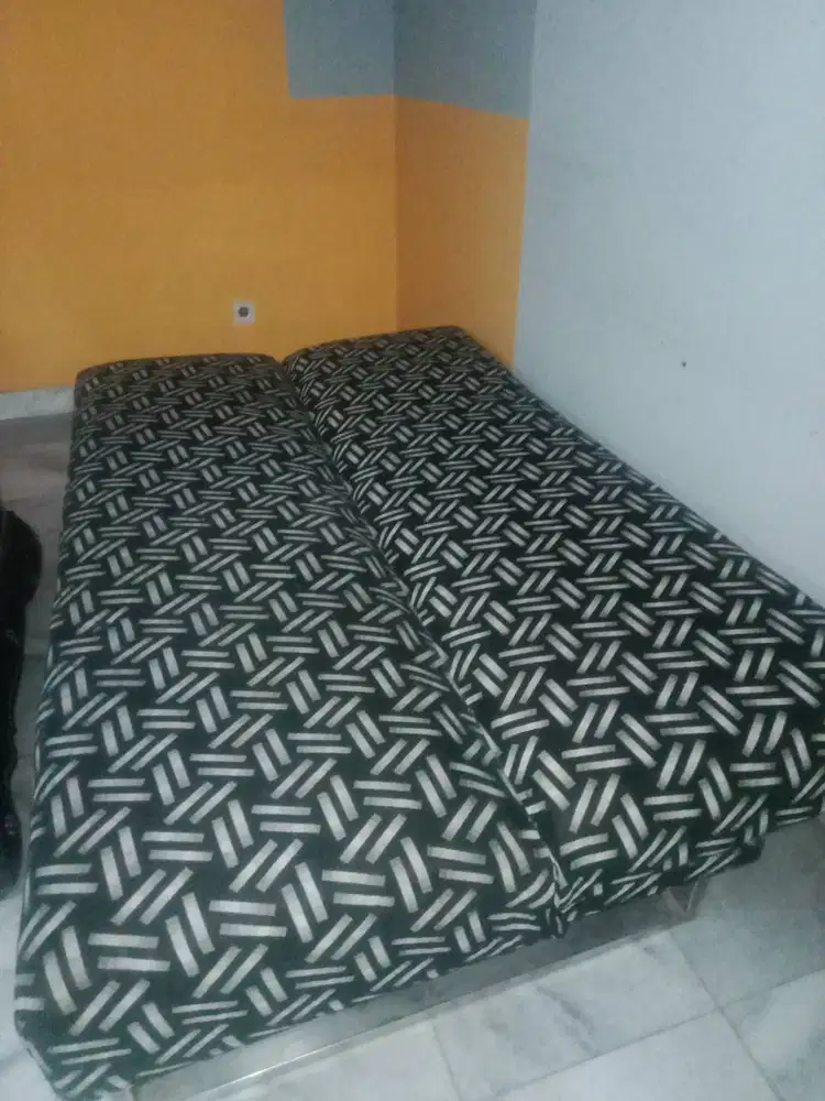 Sofa bad warna hitam putih