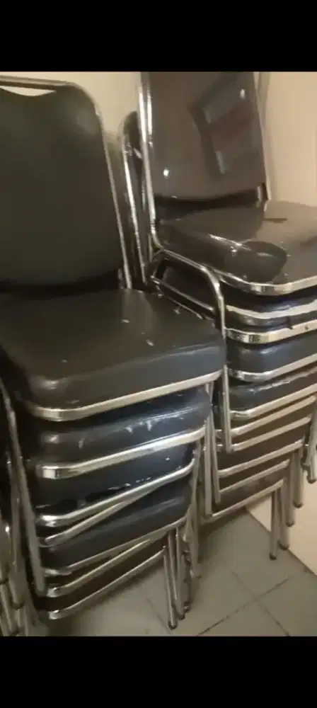 kursi pesta dan kursi pertemuan