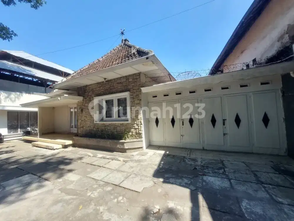 Rumah Klasik Pinggir Jalan Raya Pasarkliwon Plus Gudang Batik