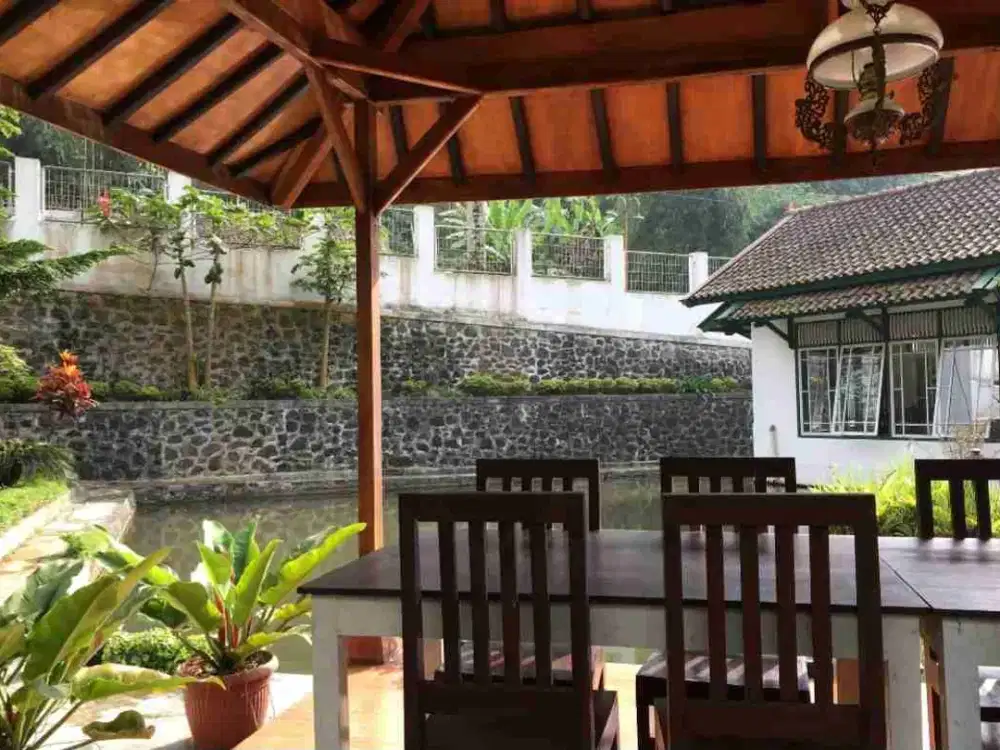 Dijual Cepat Villa  | Rumah Makan | Resto Lahan 1.700 m2 Siap Pakai di Jalan Raya Garut Tasik,  Cilawu Garut
