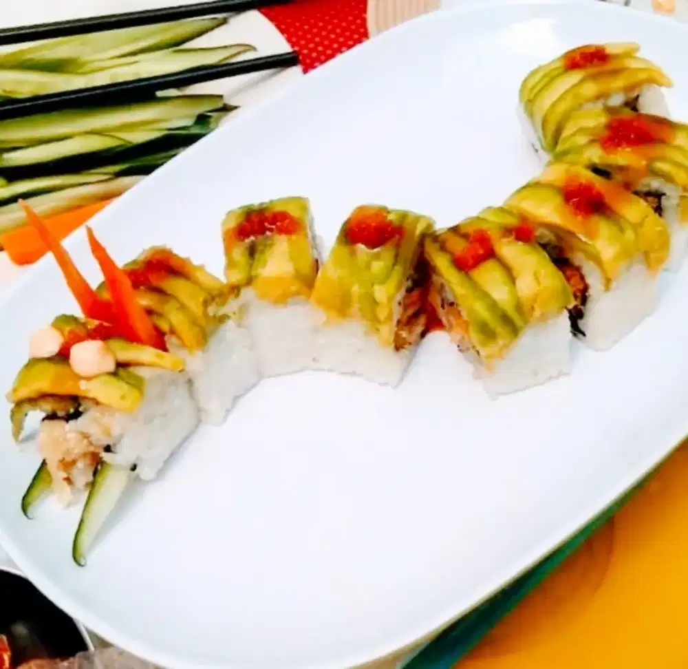 Gubukan atau stall sushi dan sashimi