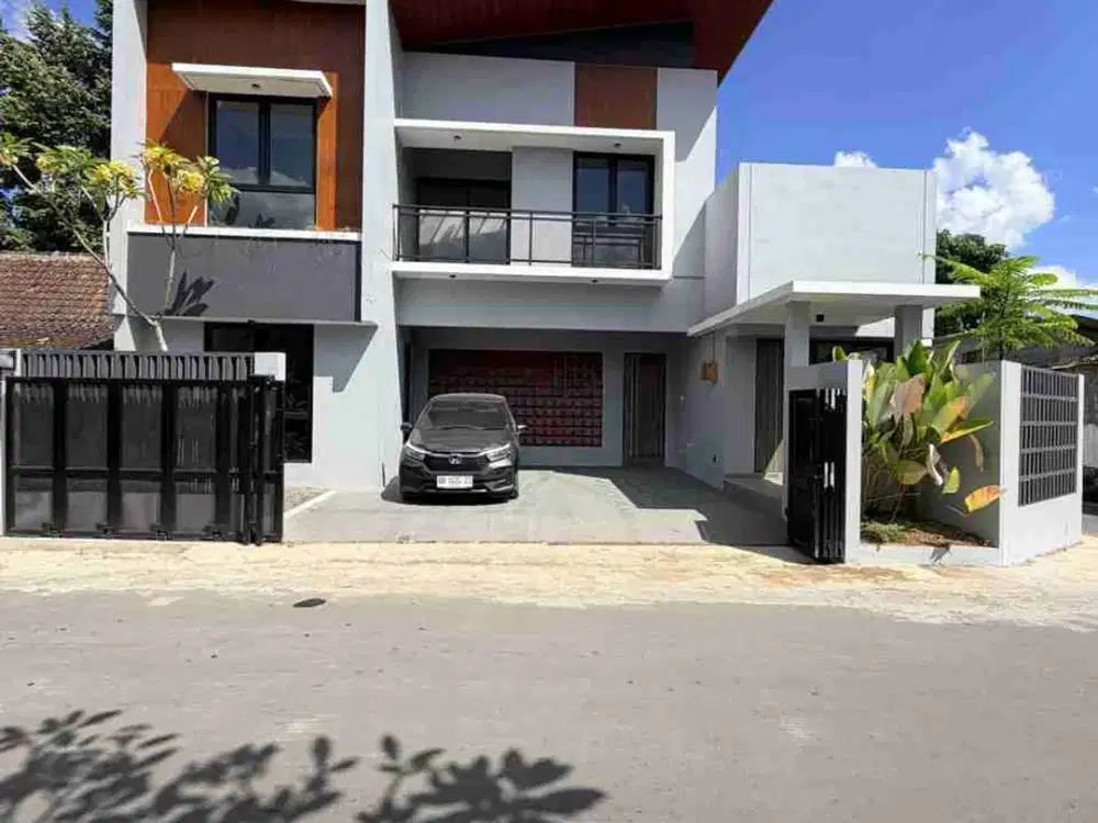 RUMAH MEWAH 2 LANTAI ESTETIK MODERN DAN STRATEGIS TEPI JALAN ASPAL - UNIT HOOK DI TLOGOADI MLATI SLEMAN