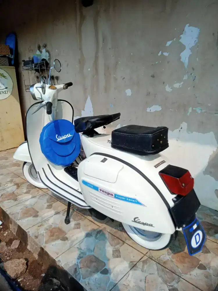 Vespa super 1978 putih meriah
