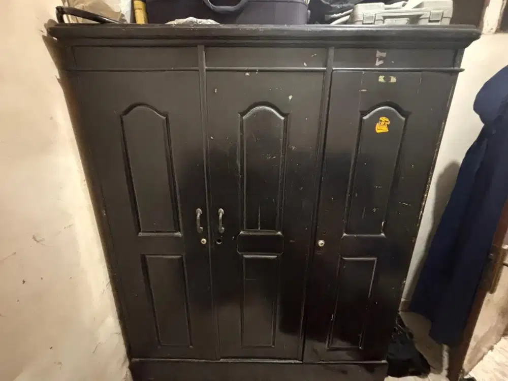 Lemari Kayu 3 Pintu Bekas Masih Kokoh dan Layak Pakai