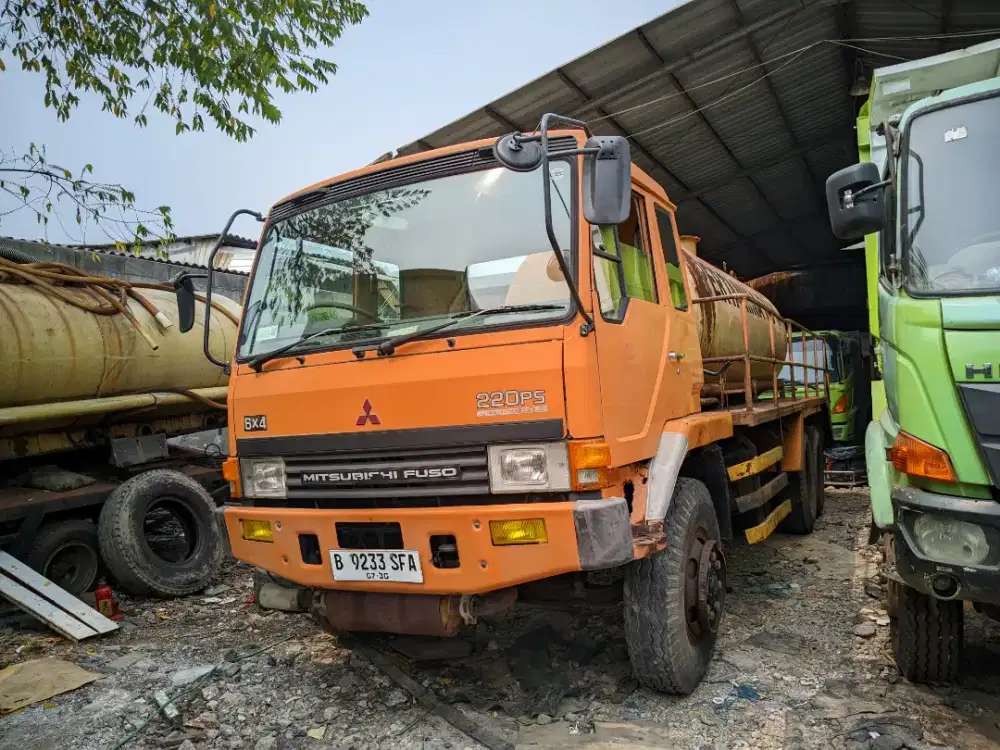 Mitsubishi fuso 220ps 6x4 tronton 10 roda tangki 8000 tahun 2015