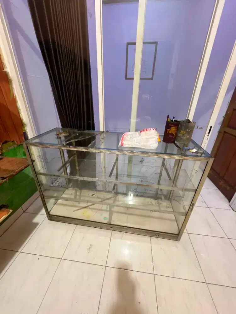 Etalase ukuran 1.5 x 1m