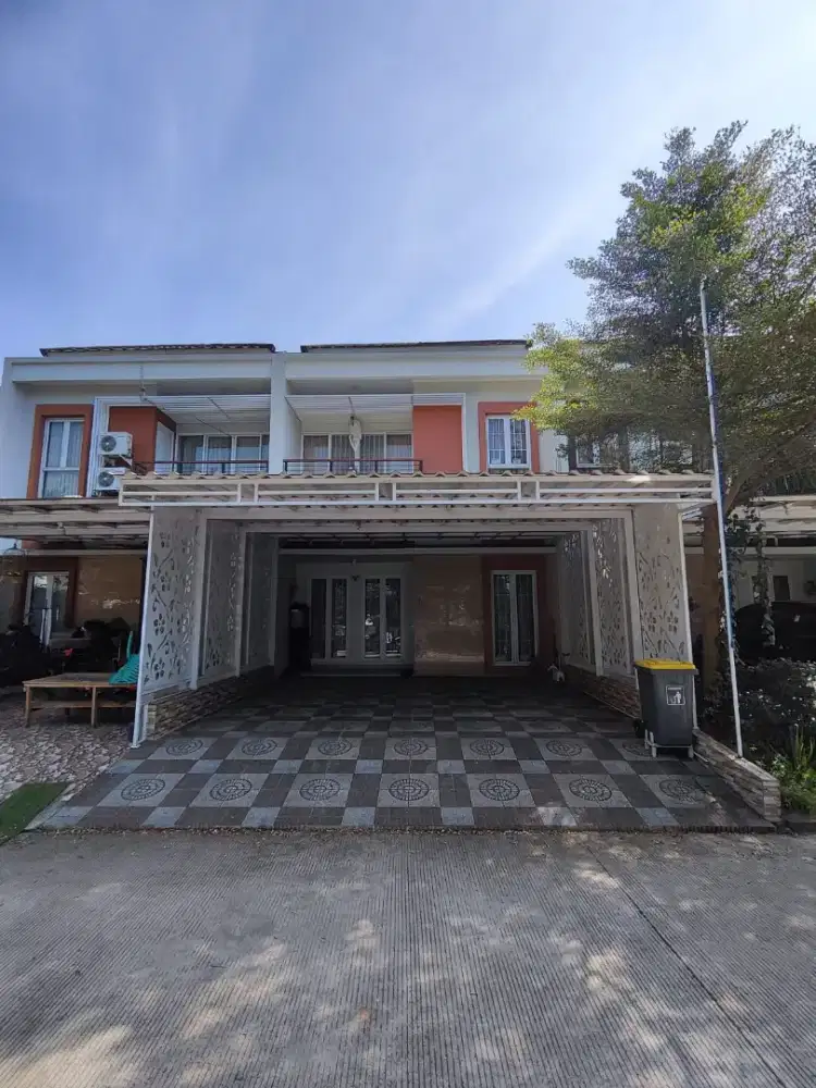 Disewakan Rumah 2 Lantai, Asri & Nyaman Depan Danau, Lokasi Strategis