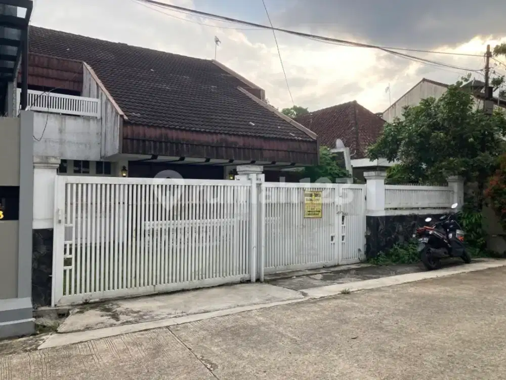 Rumah 2 Lantai SHM Pasar Cihapit Siliwangi Saparua Riau Bandung