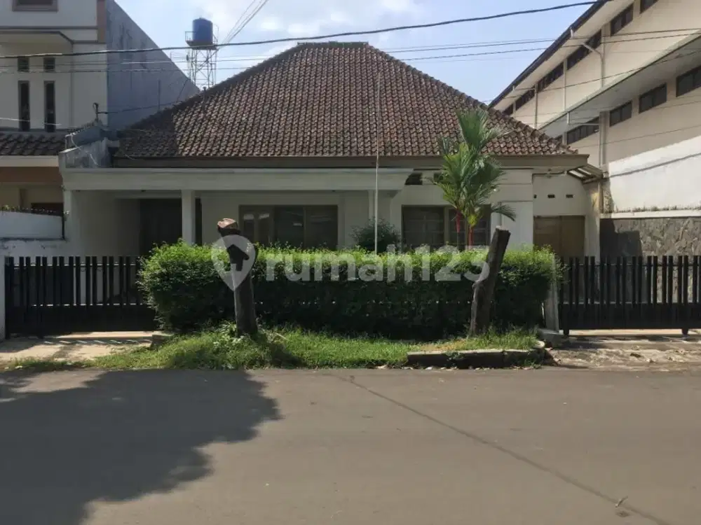Rumah Belanda SHM Strategis Area Bengawan Riau Supratman Bandung