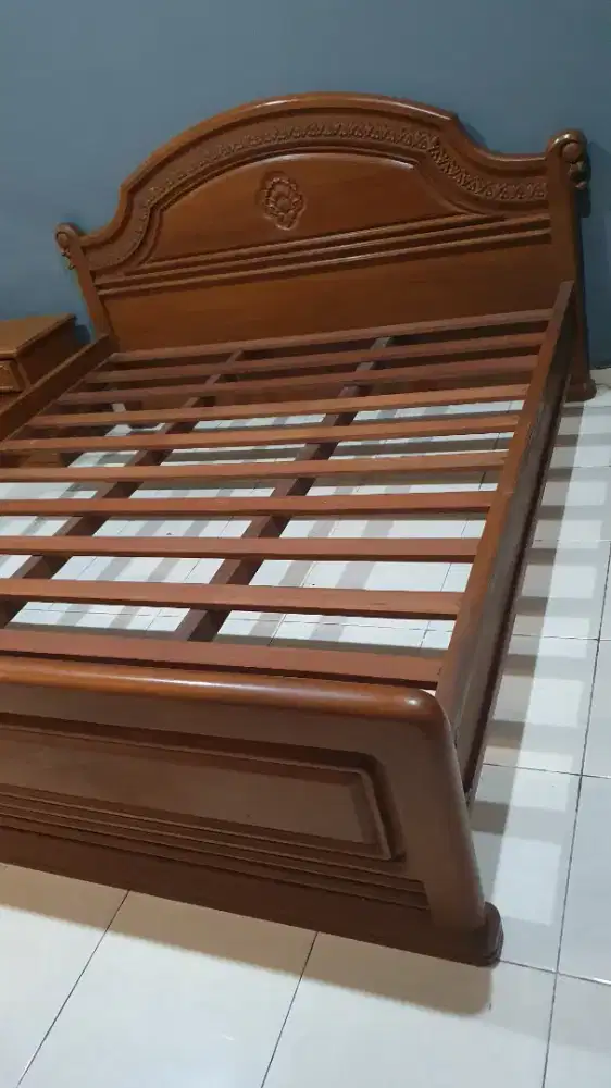 Tempat Tidur Ranjang