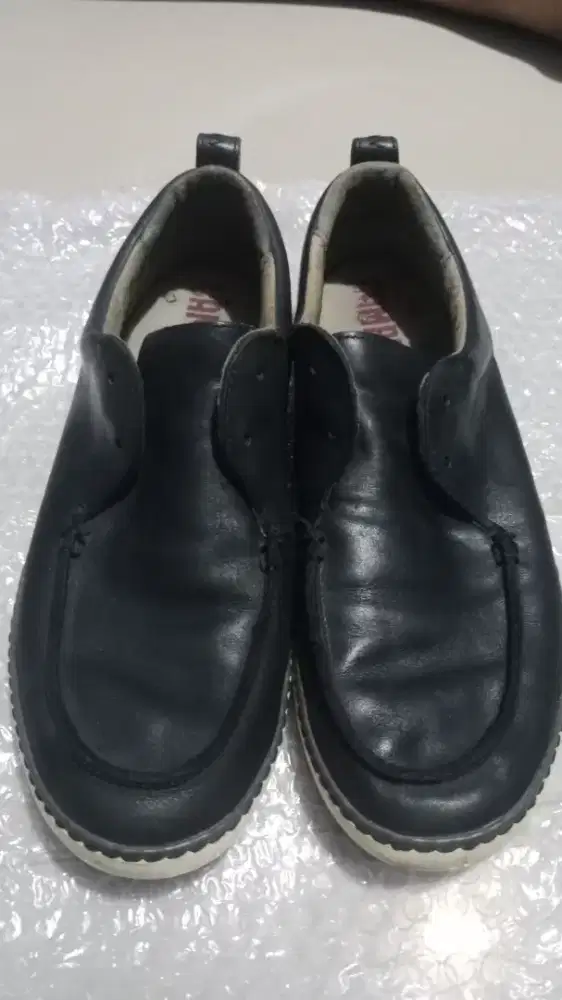 Sepatu camper warna hitam
